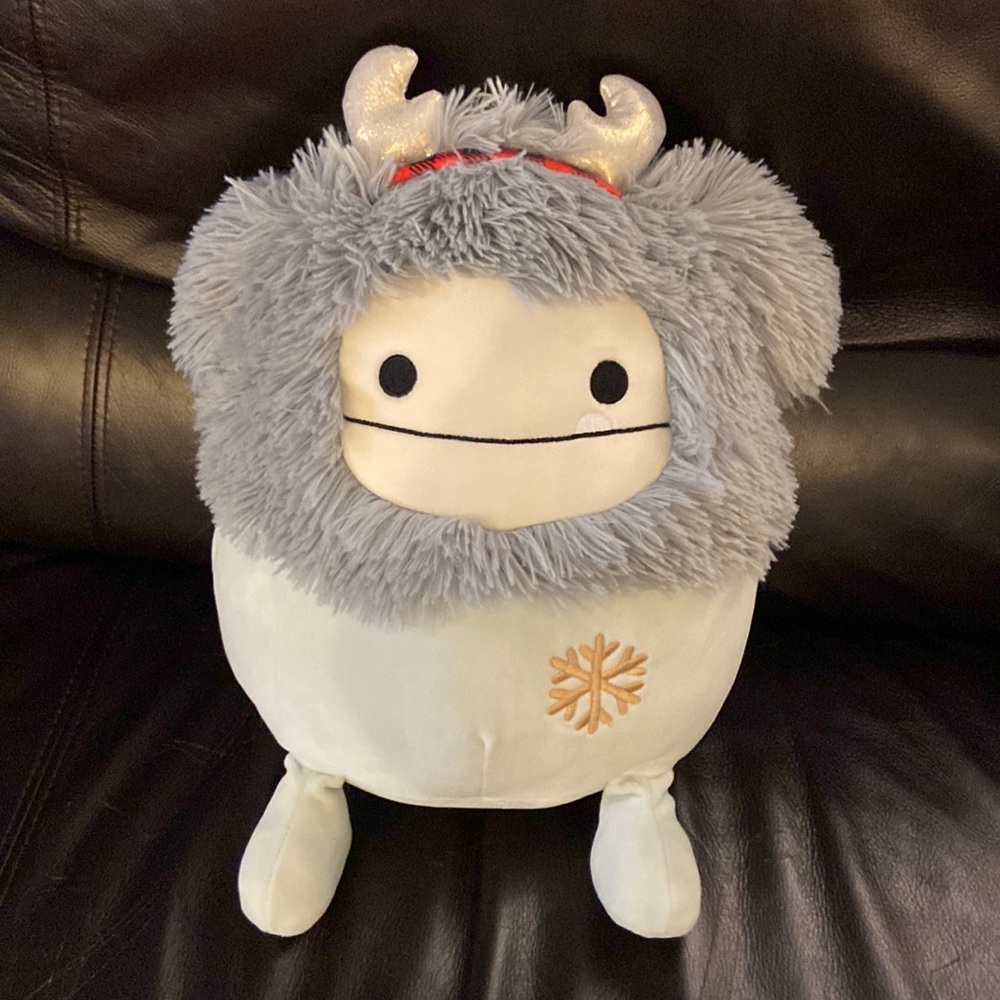 2022 Squishmallow 12” Evita The Holiday Bigfoot Yeti White Christmas NWT